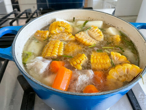 炖煮玉米山药排骨汤