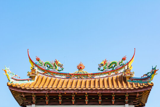 台湾老街古建筑屋顶龙雕