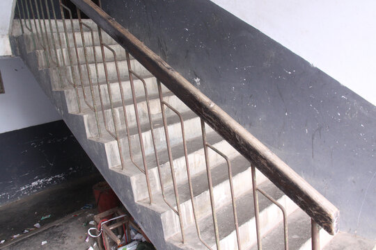 小区破旧楼梯