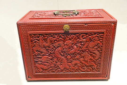 清代红雕漆海水龙戏珠长方提盒
