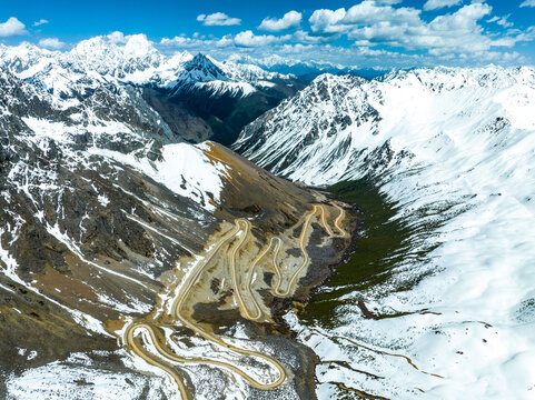 西藏林芝察隅雄珠拉垭口雪山美