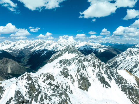 西藏林芝察隅雄珠拉垭口雪山美