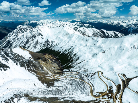 西藏林芝察隅雄珠拉垭口雪山美