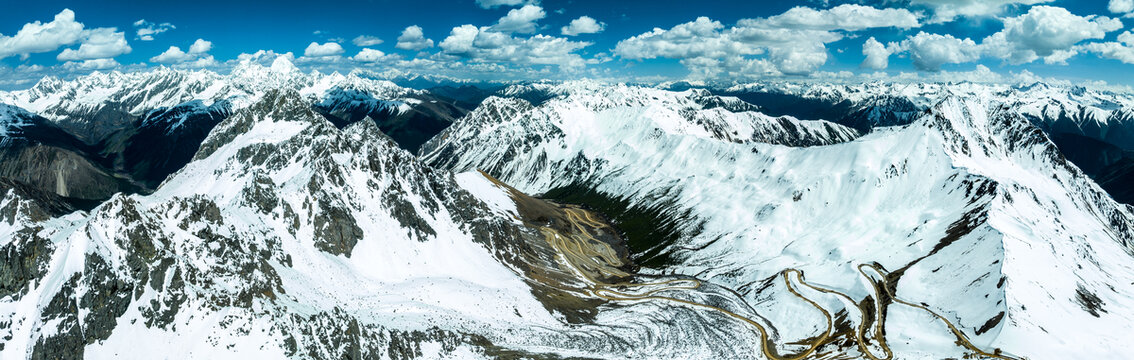 西藏察隅雄珠拉垭口雪山美景