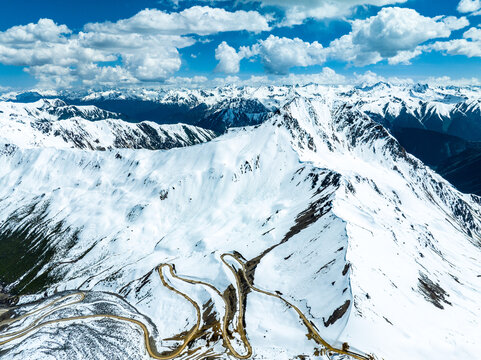 西藏察隅雄珠拉垭口雪山美景