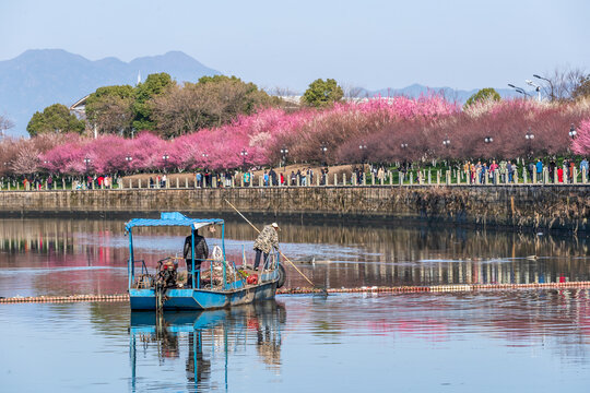 环卫工人河道打捞漂浮垃圾