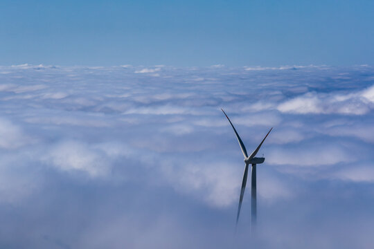 绿色能源风车发电机云海风光