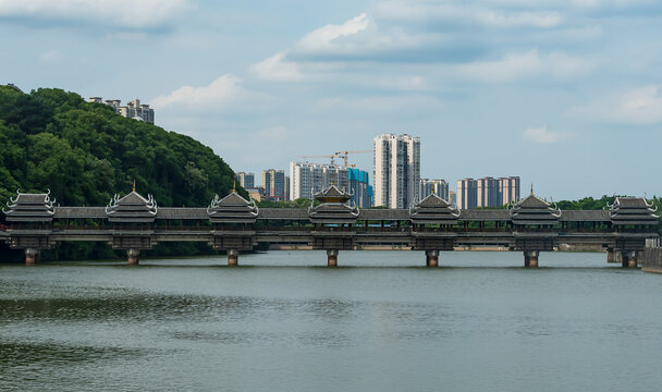 湖南长沙烈士公园风雨桥湖泊