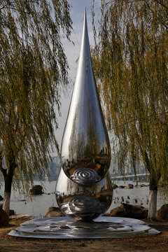 金鸡湖畔水滴雕塑