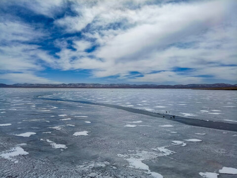 结冰的高原湖泊尕海