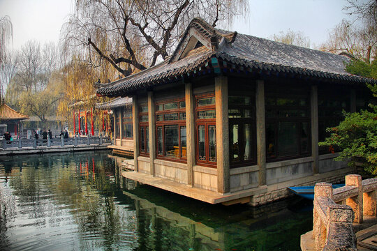 大明湖中式阁楼建筑