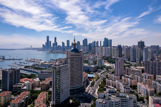 航拍青岛城市海岸线全景