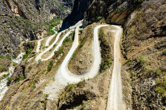 察隅县水磨岩盘山公路景美引人