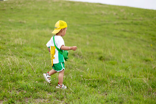 孩子在草原奔跑