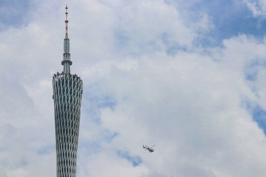一架直升机从广州塔旁飞过