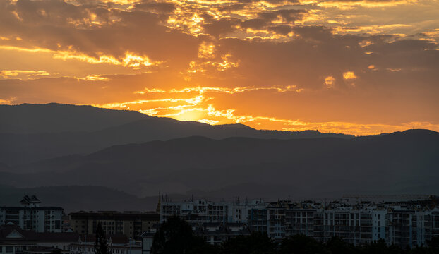 夕阳西下山峦倒影风景