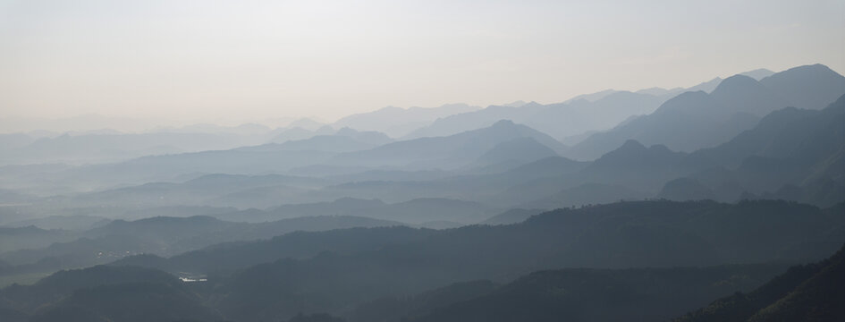 群山高山山峦山丘清晨云雾缭绕