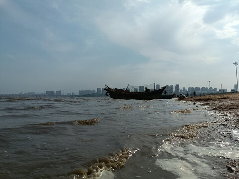 锦州港渔船海滩阴天涨潮