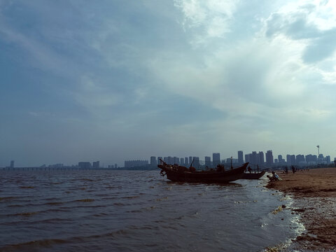 锦州港落潮渔船海滩