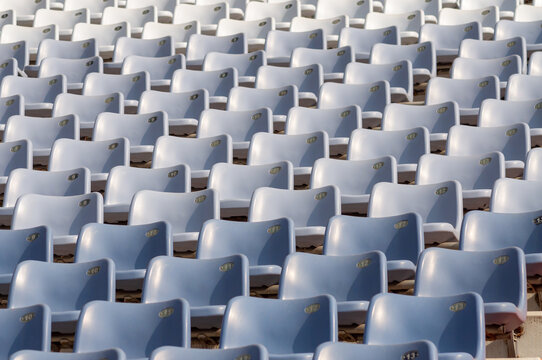 体育场排列整齐的座椅