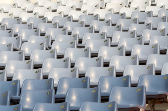 体育场排列整齐的座椅
