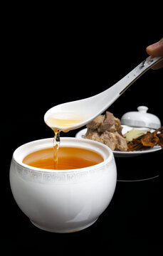 茶树菇炖排骨汤