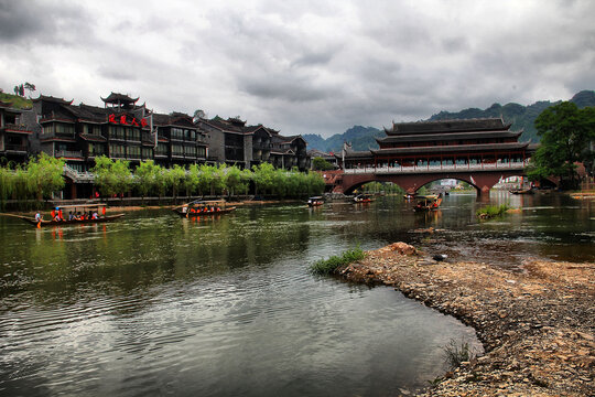 凤凰古城沱江水