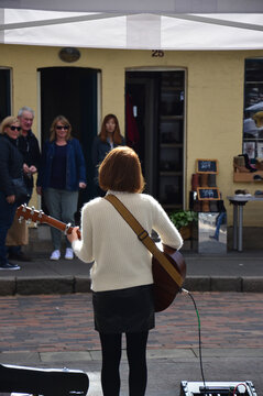街头艺人弹奏吉他
