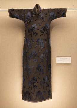 棕色丝绸花卉纹丝绒半袖旗袍