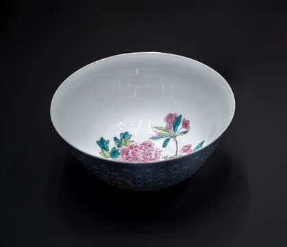 清雍正珐琅彩花卉纹碗