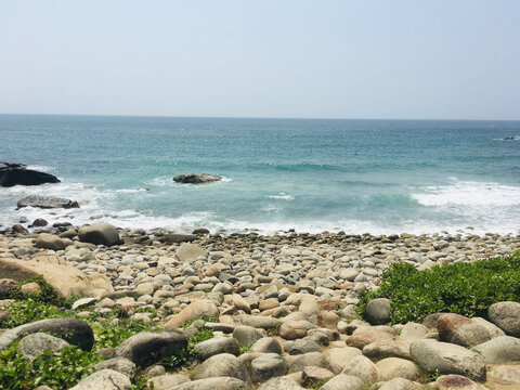 鹅卵石海滩海南海浪