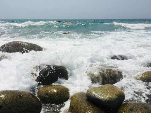 鹅卵石海滩海浪海南