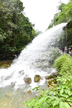 山中飞瀑