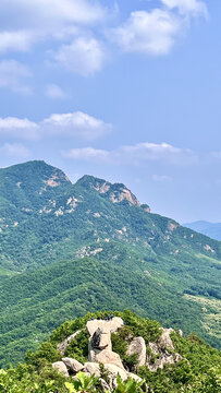 夏日的绿山