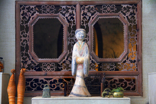中式窗格陶俑