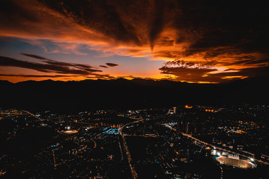 火山云下的城市夜景