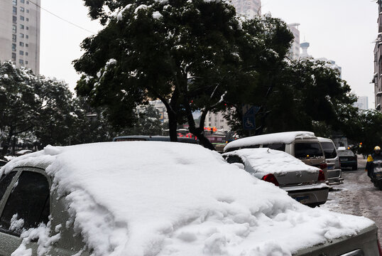 汽车积雪大雪