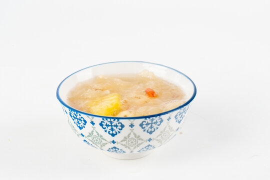 银耳莲子菠萝甜汤