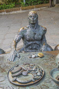 坐在桌前的年青力壮男人雕像