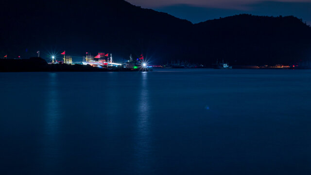 夜晚的渔船码头