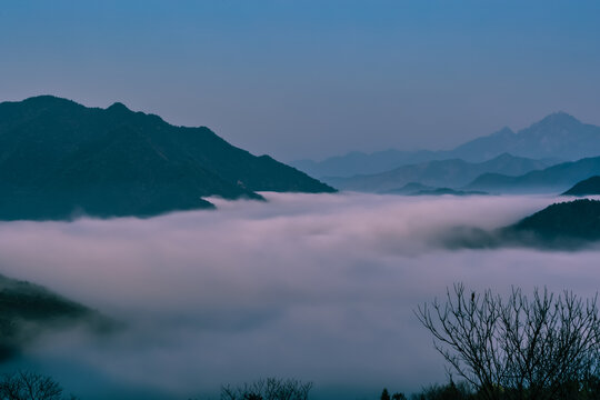 高山云海晨雾