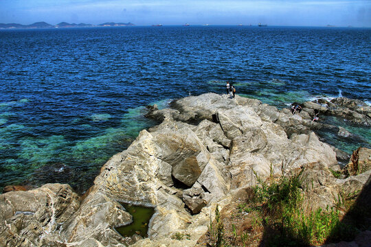 烟台山海滩礁石