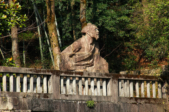 黄山下古代人物雕塑