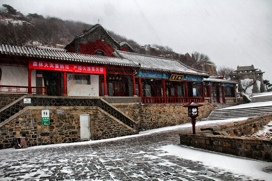 泰山山顶雪景