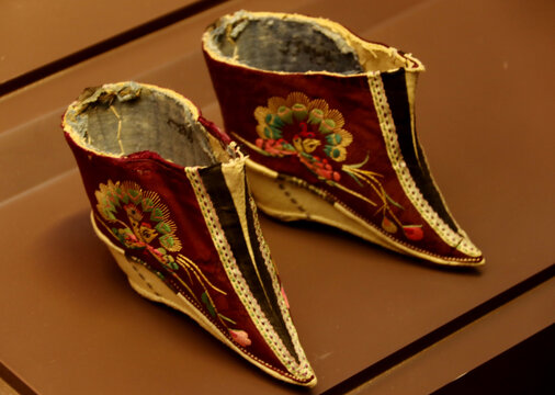 古代绣花鞋