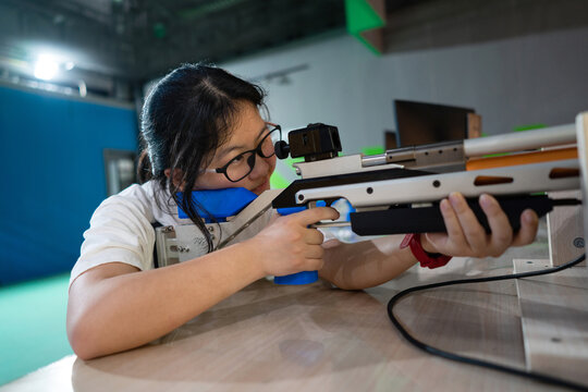 一个女孩射击