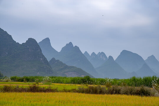 远山群山山峰