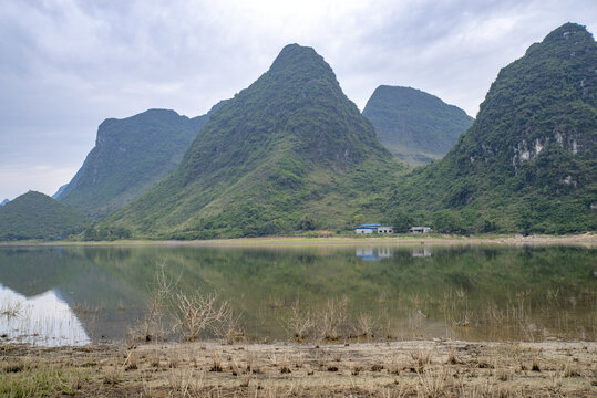 山峰水面倒影