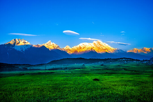 雪山草地