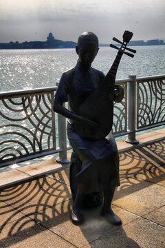 弹琵琶的女人雕塑